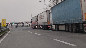 Kamioni čekaju pet sati